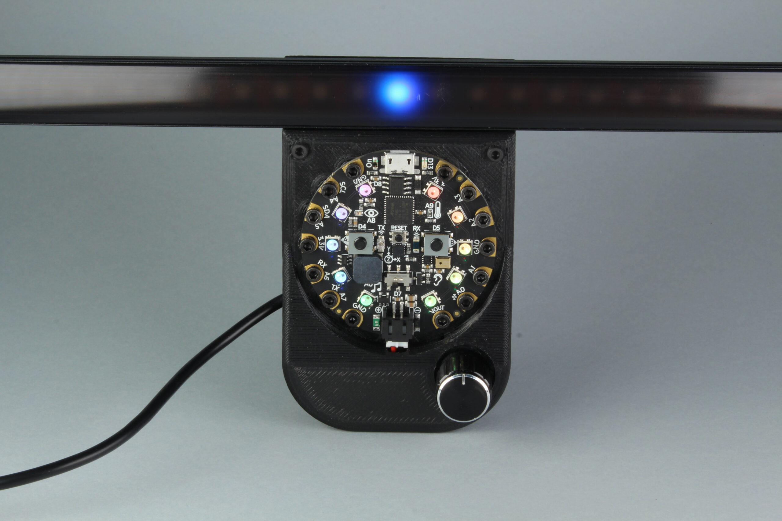Detalle frontal del EMDR v2 con luz azul, controles físicos y barra LED.